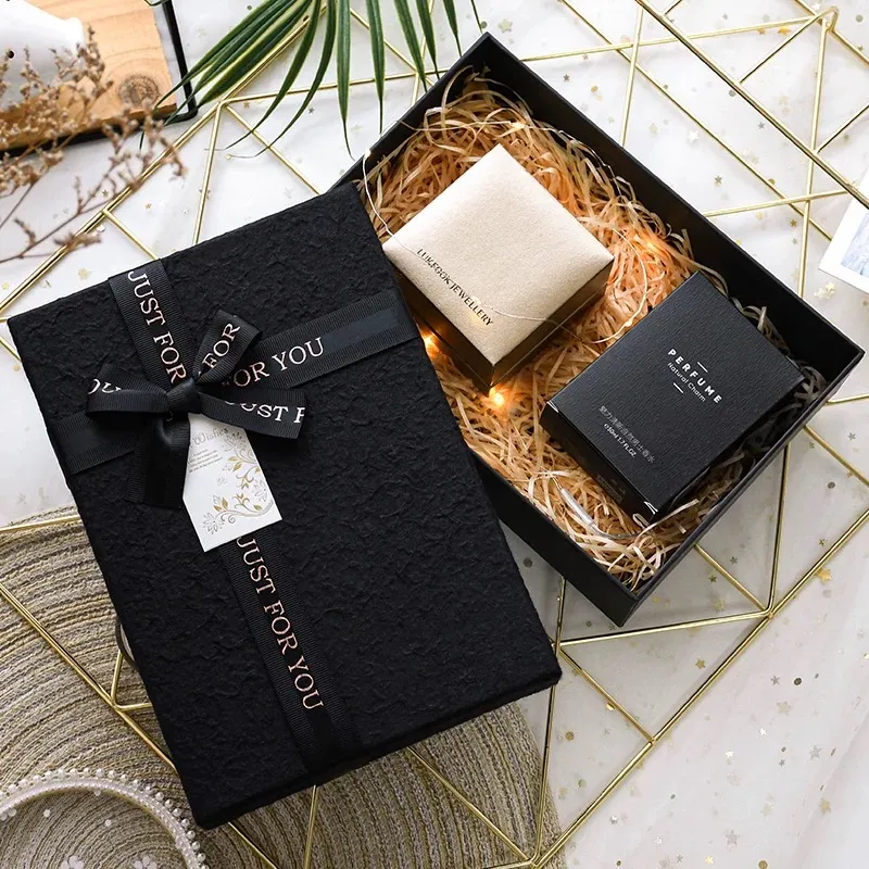 É lançada a nova série de caixas para presente de perfume, interpretando a fusão perfeita entre luxo e romance