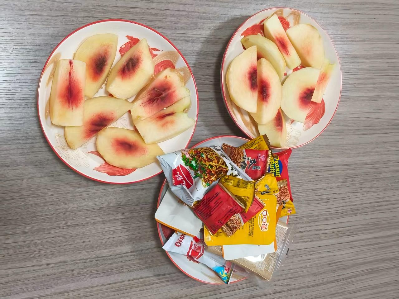 Pêssegos e salgadinhos animaram a tarde de Zemeijia