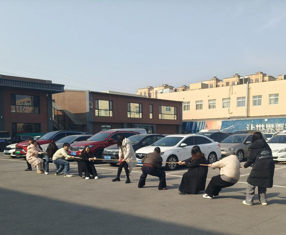 Meio-dia Cabo de Guerra e Pular Corda em Zemeijia