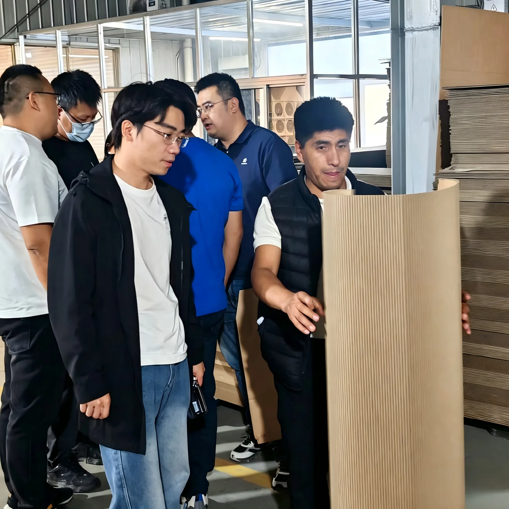ZMJ Packaging dá as boas-vindas aos clientes peruanos para inspeção de fábrica no local e finalização de pedidos
